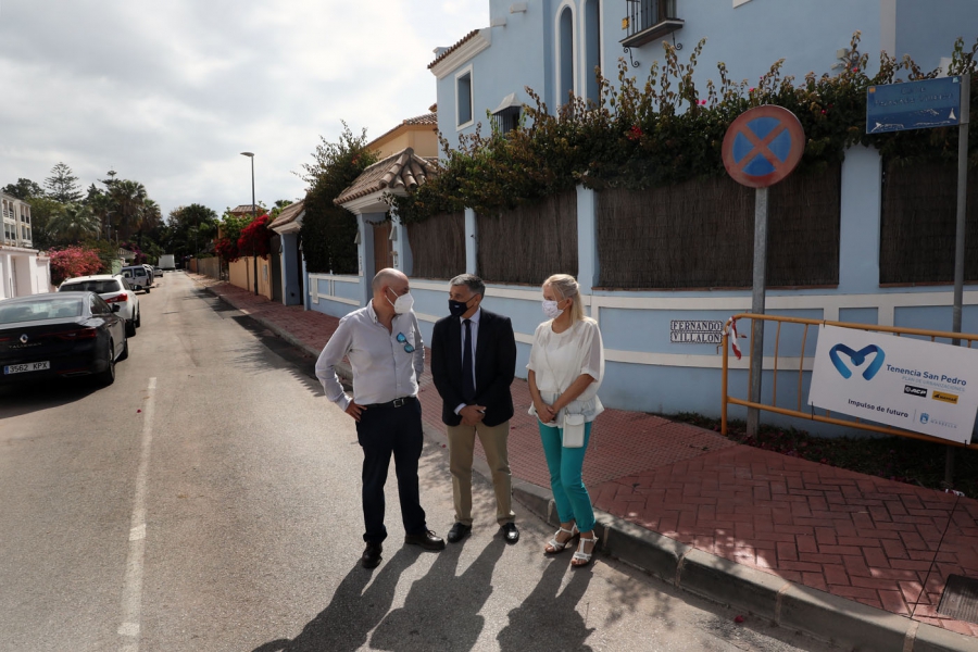 El Ayuntamiento concluye los trabajos de renovación del acerado de la calle Fernando Villalón de San Pedro Alcántara