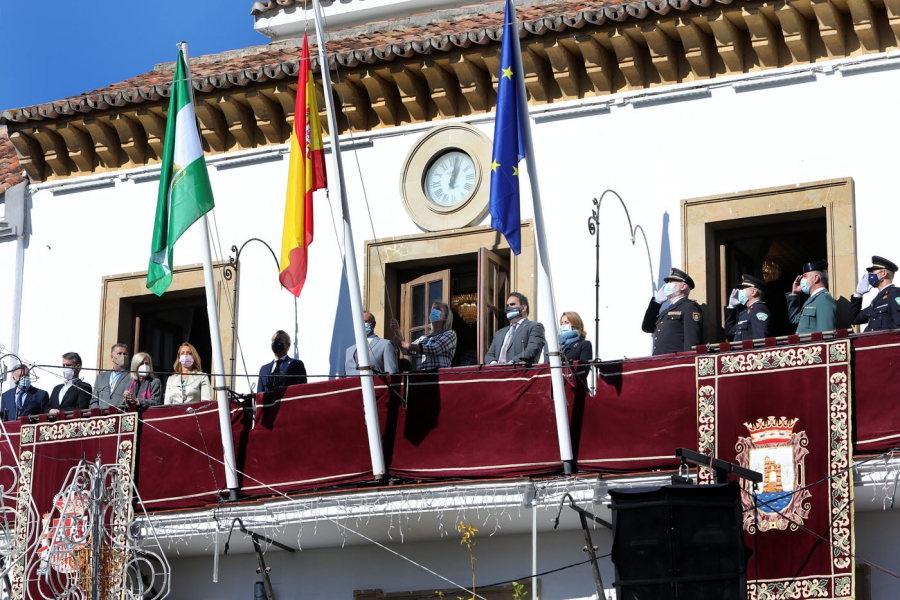 El Ayuntamiento conmemora del Día de Constitución con izadas de banderas en San Pedro Alcántara y Marbella