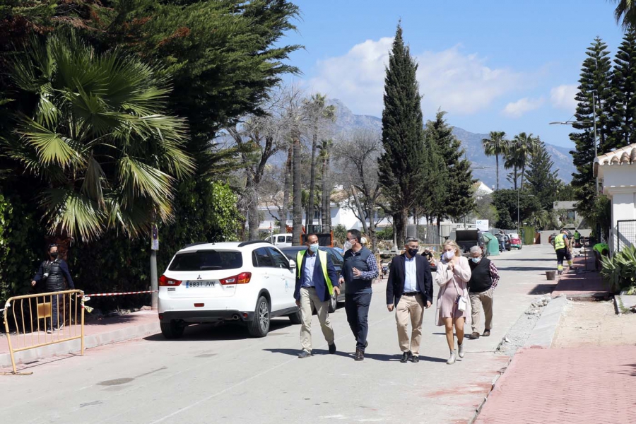 El Ayuntamiento mejora la movilidad peatonal y la seguridad vial en el entorno de la urbanización Lorcrimar de San Pedro Alcántara