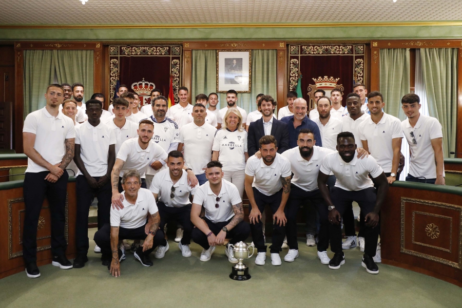 La alcaldesa recibe al Marbella FC tras su ascenso de categoría a 2ª RFEF y subraya “la gran temporada realizada por el equipo y que ha culminado con el mejor desenlace posible”