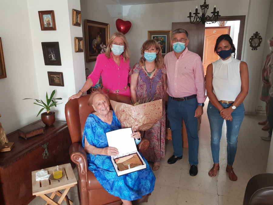 El Ayuntamiento homenajea a una vecina de San Pedro Alcántara con motivo de su 100 cumpleaños