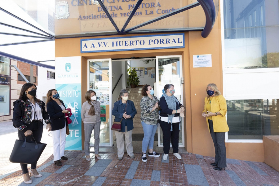 El Ayuntamiento reconoce la trayectoria en el ámbito social y del voluntariado de Ana Ortega con una placa conmemorativa en el Centro Cívico de Divina Pastora