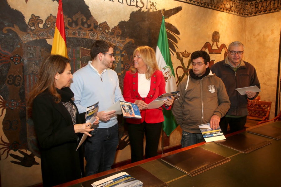 La alcaldesa respalda la labor de la asociación Afesol, protagonista del mes de septiembre en el calendario de la Fundación Málaga CF