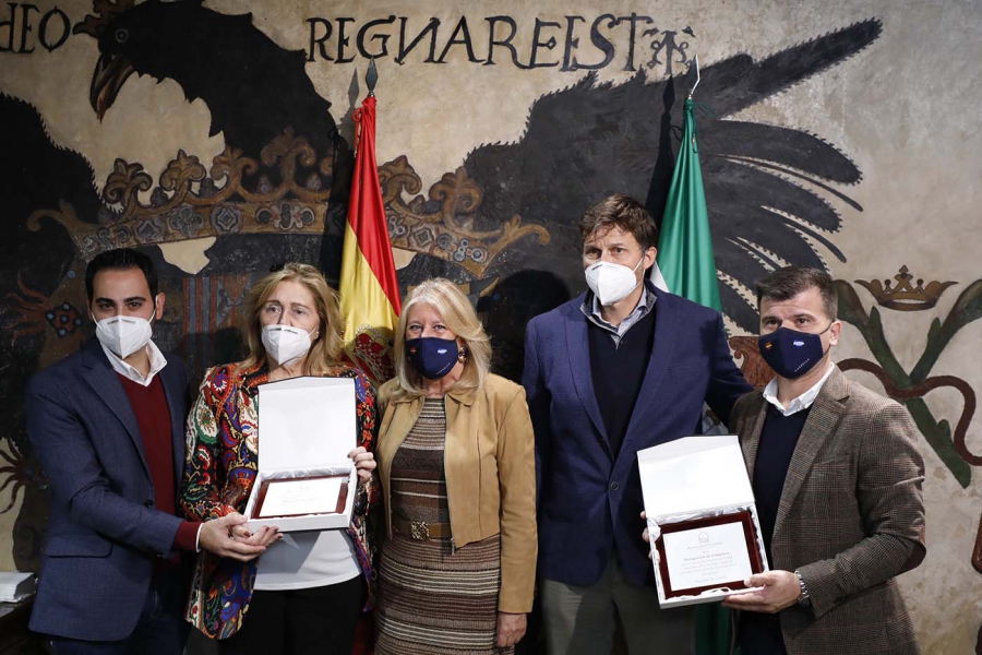 La alcaldesa recibe una placa de agradecimiento de la Residencia El Carmen por la labor del Ayuntamiento durante la pandemia