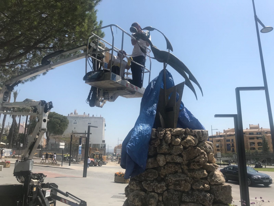 San Pedro Alcántara inicia la restauración de la escultura 'La mujer pájaro-Metamorfosis' de Vicente de Espona