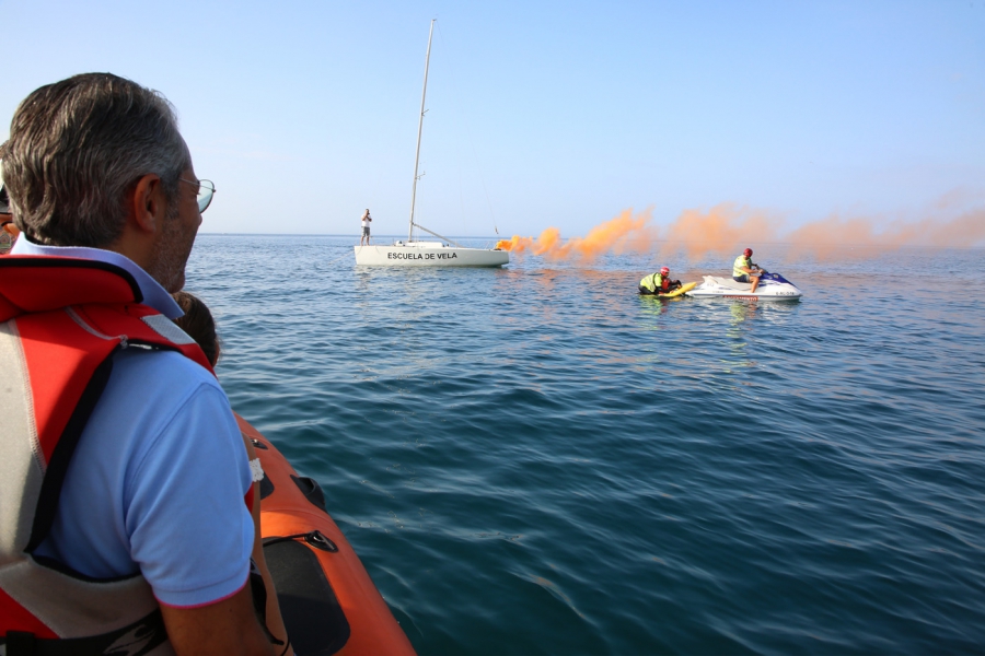 Una veintena de efectivos de los cuerpos de seguridad participa en un ejercicio de salvamento y socorrismo en el mar