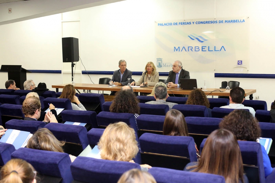 La alcaldesa subraya que en las próximas semanas saldrá a licitación la redacción del nuevo PGOU de Marbella “para garantizar la seguridad jurídica”