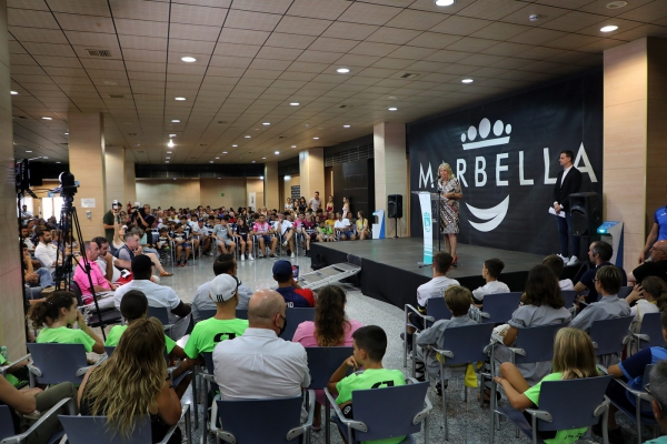 La alcaldesa destaca “el éxito, la constancia y el afán de superación” de los clubes y deportistas de la ciudad y subraya “su importancia como embajadores de Marbella”
