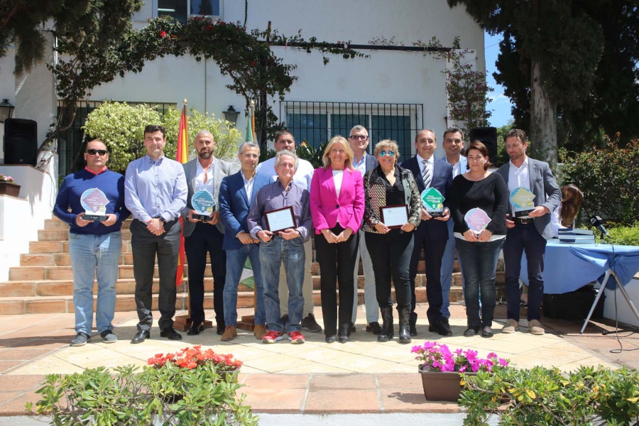 El Ayuntamiento premia a diez negocios de Nueva Andalucía por su “constancia, calidad, excelencia y cercanía”
