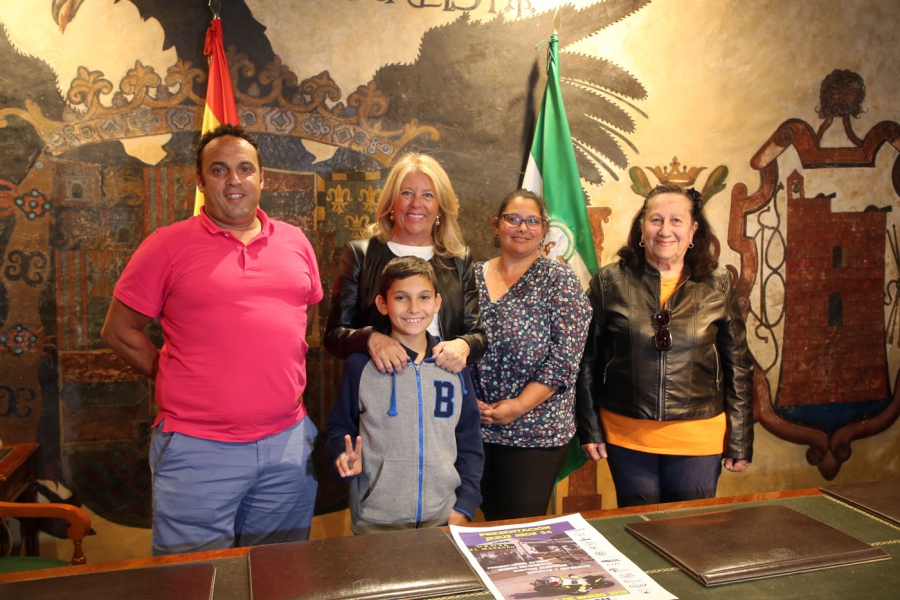 La alcaldesa felicita al piloto Jesús Ríos por sus logros deportivos