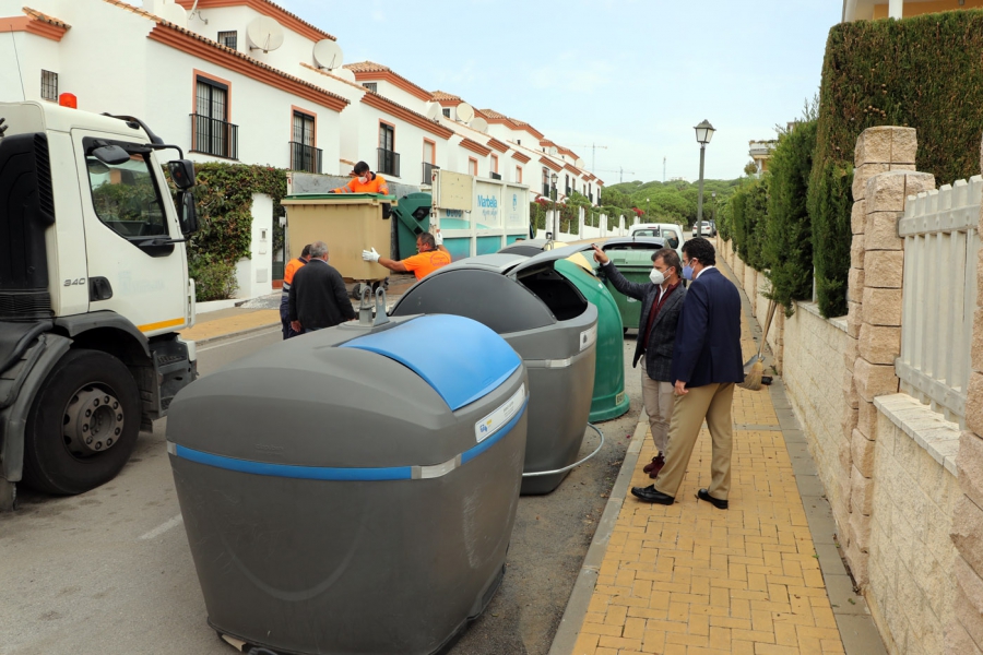 El Ayuntamiento tiene previsto renovar antes del próximo verano el medio millar de contenedores de residuos que existen en Las Chapas