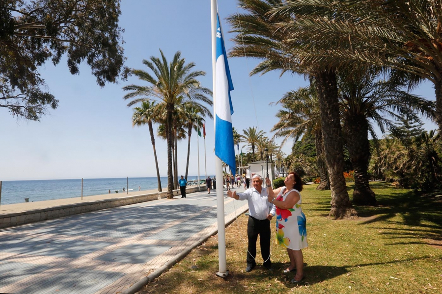 La playa de San Pedro Alcántara recupera la bandera azul que garantiza la calidad de los servicios para el bañista
