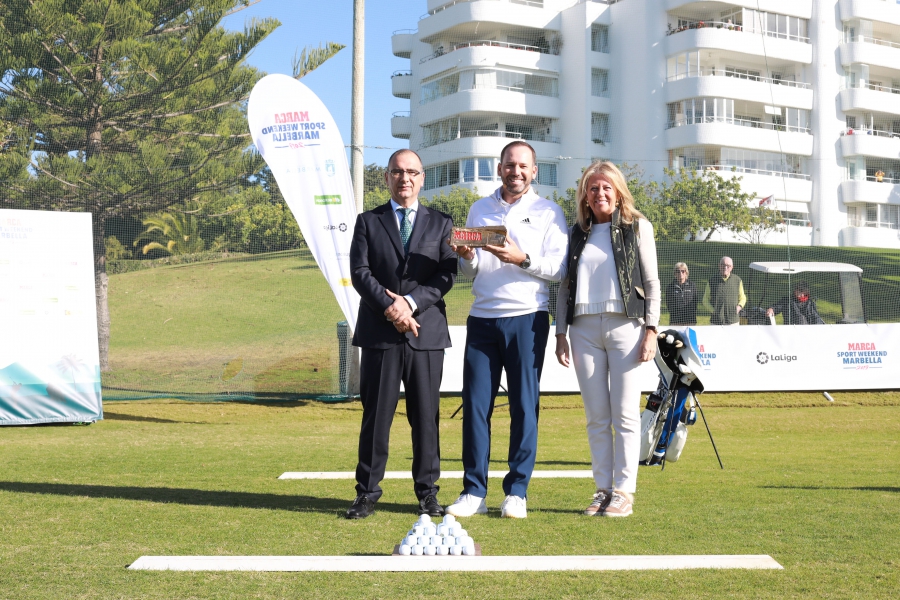 El golfista Sergio García recibe en Marbella el galardón ‘Marca Leyenda’ de mano de la alcaldesa y del director del diario deportivo