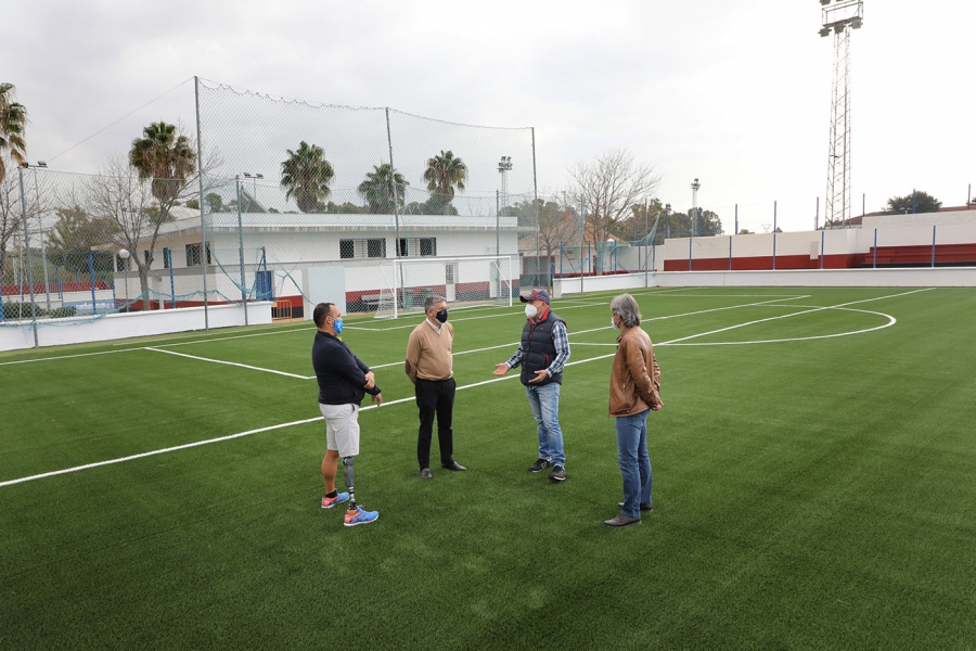 El campo de fútbol 7 del polideportivo anexo al estadio municipal de San Pedro Alcántara estrena césped de última generación y un nuevo sistema de riego