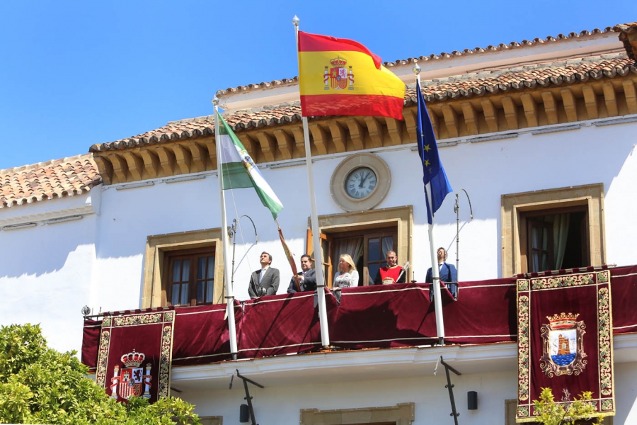 El balcón del Ayuntamiento luce el Pendón de Marbella, histórica reliquia de la ciudad