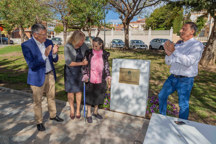 El Ayuntamiento reconoce la trayectoria emprendedora y personal de Encarna Carmona otorgando su nombre a una plaza de San Pedro Alcántara