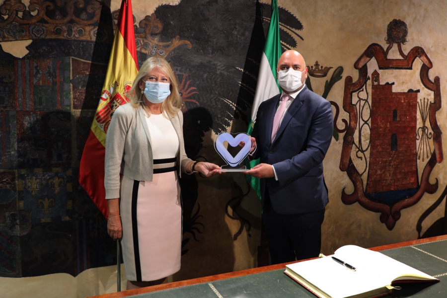La alcaldesa recibe en el Ayuntamiento al embajador de Emiratos Árabes en España y le agradece la donación de material a la ciudad frente al Covid-19