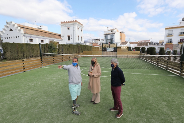El Ayuntamiento instala una pista multideporte y una zona de voley-playa en una parcela cercana al teatro de La Alcoholera de El Ingenio