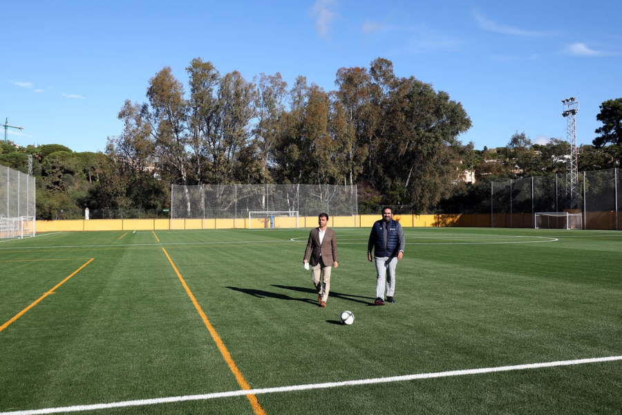 El Ayuntamiento sustituye el césped artificial y moderniza el campo de fútbol del Estadio Santa María de Las Chapas