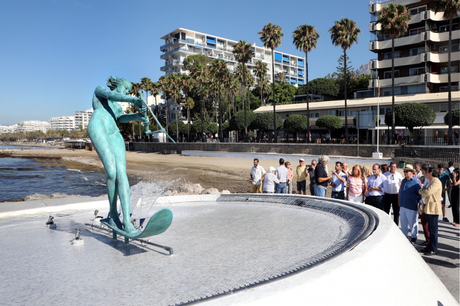 La estatua de La Venus regresa a su entorno natural cerca del mar con una nueva ubicación en el espigón circular de la playa de El Faro