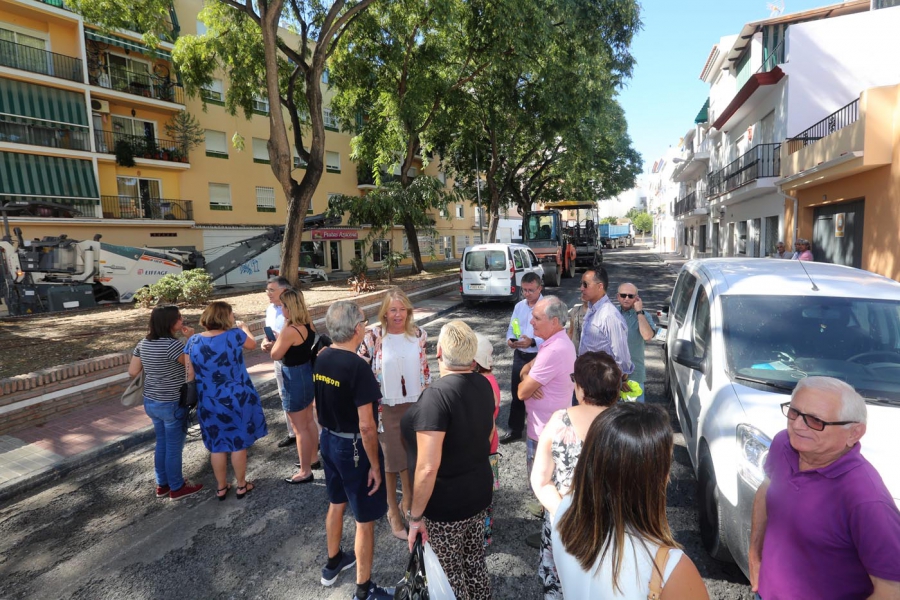 El Ayuntamiento renueva el asfalto y mejora la seguridad vial de la calle Antequera de San Pedro Alcántara
