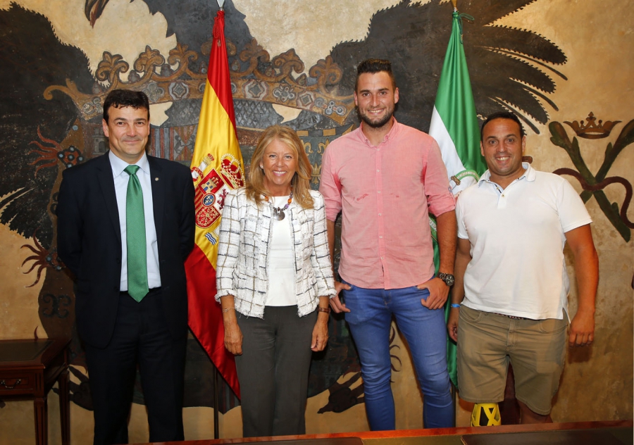 La alcaldesa destaca "la trayectoria deportiva y humana" del jugador de la UD San Pedro Daniel Cintrano