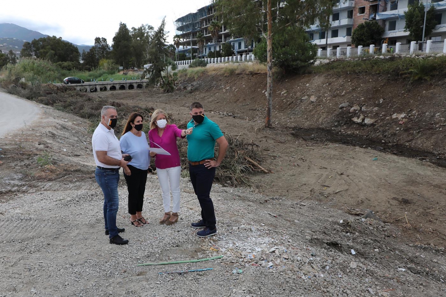El Ayuntamiento continúa en el río Guadaiza la limpieza de cauces del municipio para garantizar su perfecto estado de cara a la época de lluvias