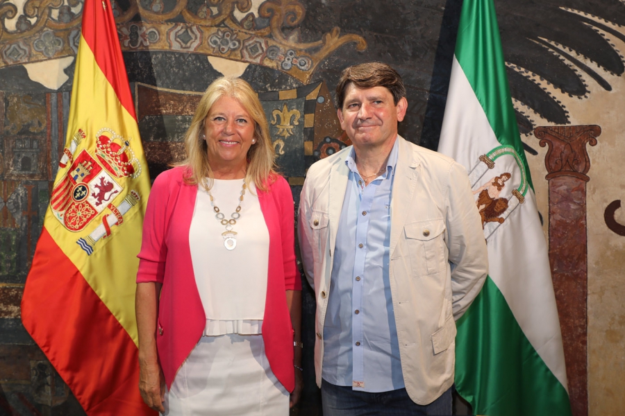 La alcaldesa recibe en el Ayuntamiento a la delegación de Arenas de San Pedro en el inicio de los actos para el Hermanamiento de San Pedro Alcántara con la localidad abulense