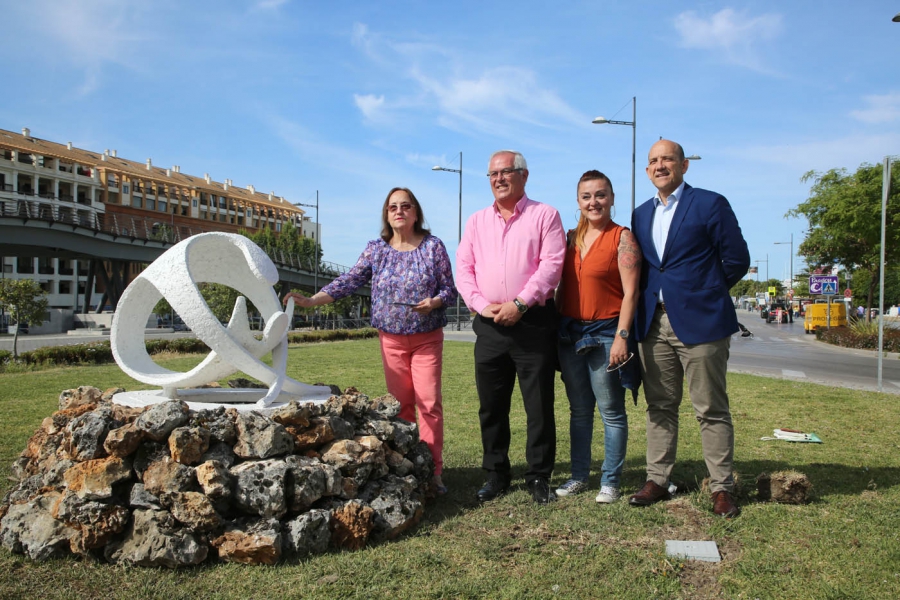 Rafael Piña visita la escultura ‘Mater-Huevo’ de Vicente de Espona, ubicada en el Bulevar de San Pedro Alcántara