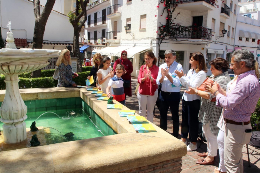 El Ayuntamiento instala una ranita de cerámica en la fuente de la Plaza de la Victoria inspirada en ‘Marbi’, la mascota del Casco Antiguo promovida por Acoprocamar
