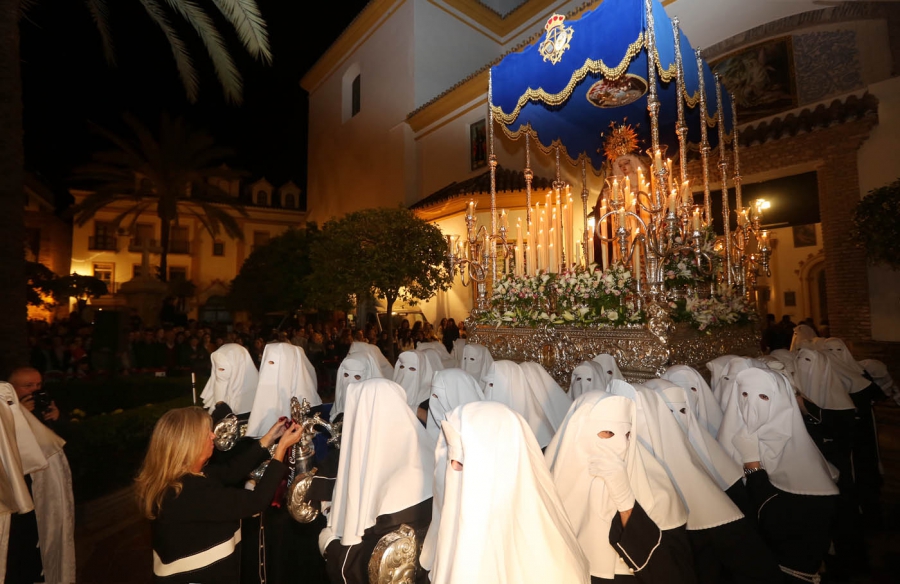 Santa Marta recorre en procesión las calles de Marbella