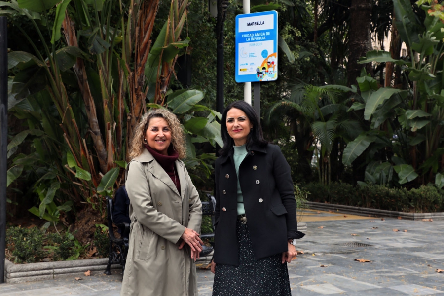 El Ayuntamiento instala en el Paseo de la Alameda una placa que acredita a Marbella como ‘Ciudad Amiga de la Infancia’