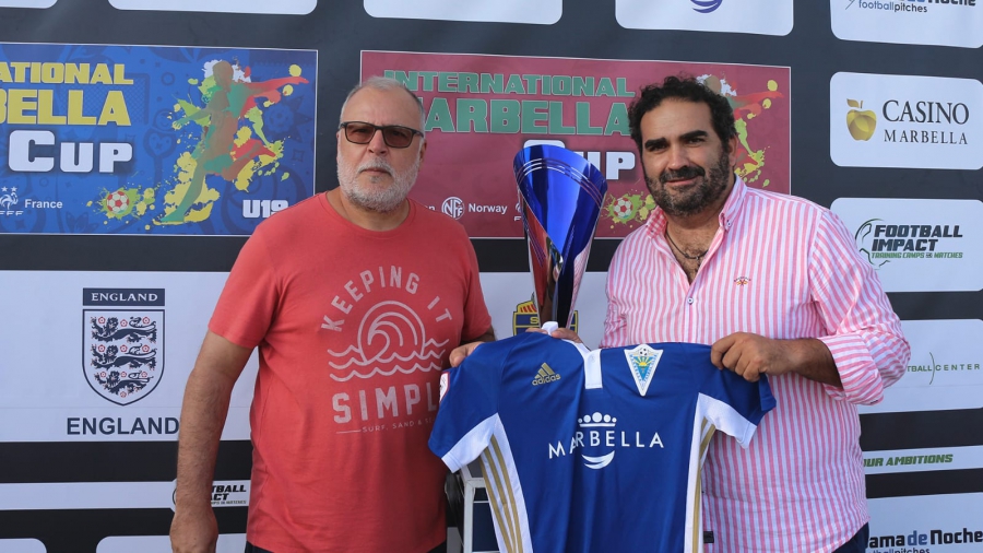 El concejal de Deportes entrega los premios sub 20 del torneo de fútbol Marbella International Cup
