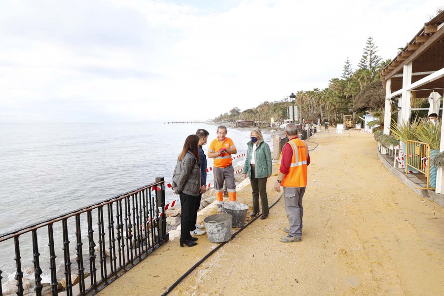 La alcaldesa destaca que el Ayuntamiento va a hacer un “esfuerzo titánico” para que las playas de Marbella y San Pedro Alcántara “recobren la normalidad en un tiempo récord de cara a la Semana Santa”