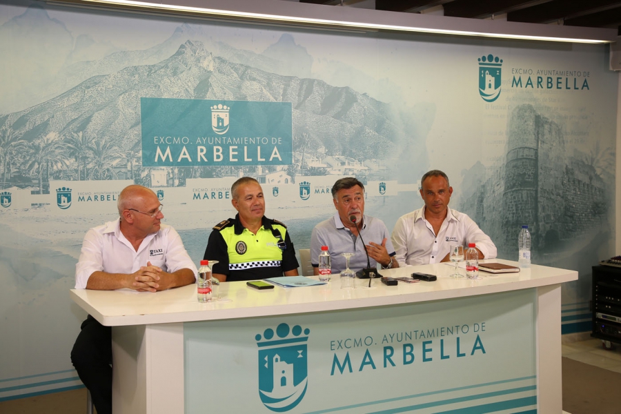 Marbella cuenta con el primer taxi cardioprotegido dotado de un desfibrilador para dar servicio a usuarios y atender emergencias en la vía pública