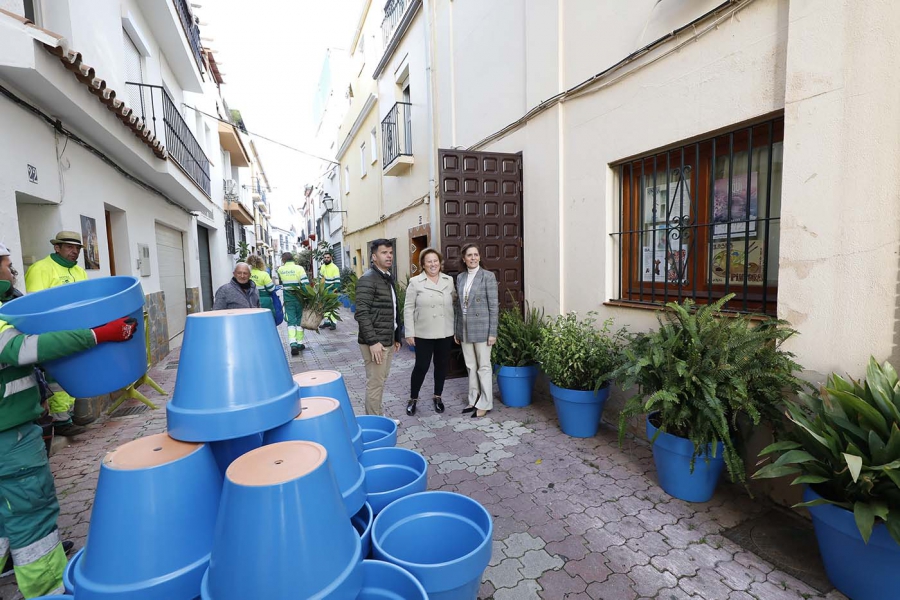 El Ayuntamiento pone en marcha un plan de embellecimiento de El Barrio con la colocación de más de medio millar de macetas para homogeneizar su imagen y mantener su esencia típica andaluza