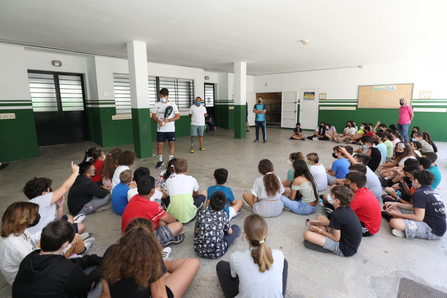 Jugadores del WPT Marbella Master acercan este deporte a escolares del municipio