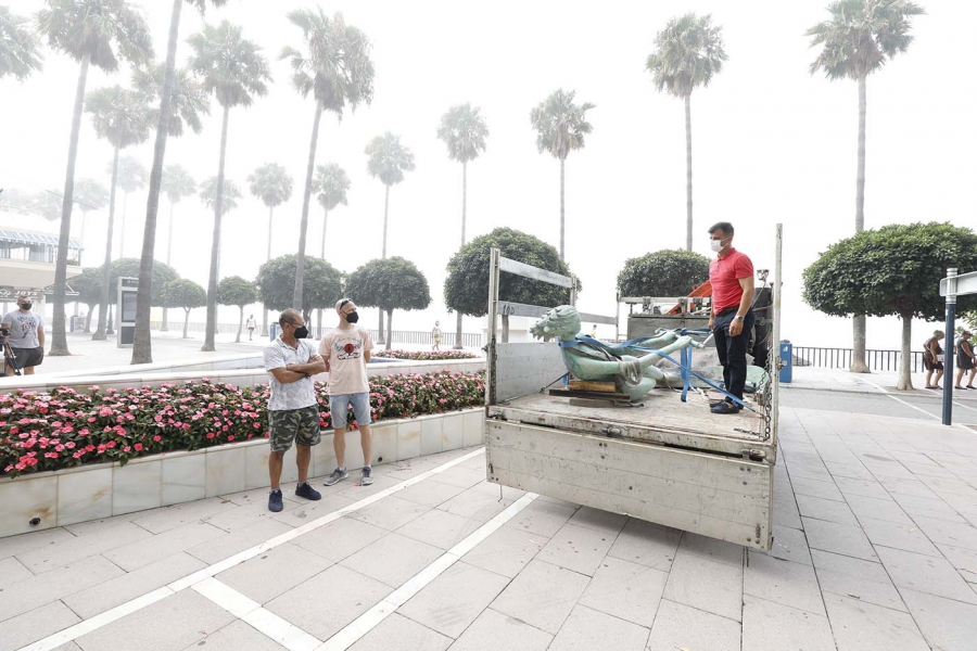 El Ayuntamiento realiza el desmontaje de la estatua de La Venus de su ubicación en la Fontanilla para realizar trabajos de restauración previos a su traslado al espigón redondo de la Playa de El Faro