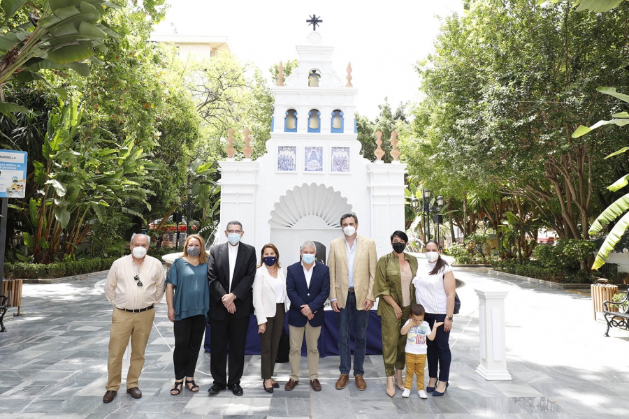 El Ayuntamiento instala una réplica de la fachada de la Ermita del Rocío en el Paseo de la Alameda para reconocer el trabajo de la Hermandad por mantener viva la llama de esta festividad en Marbella