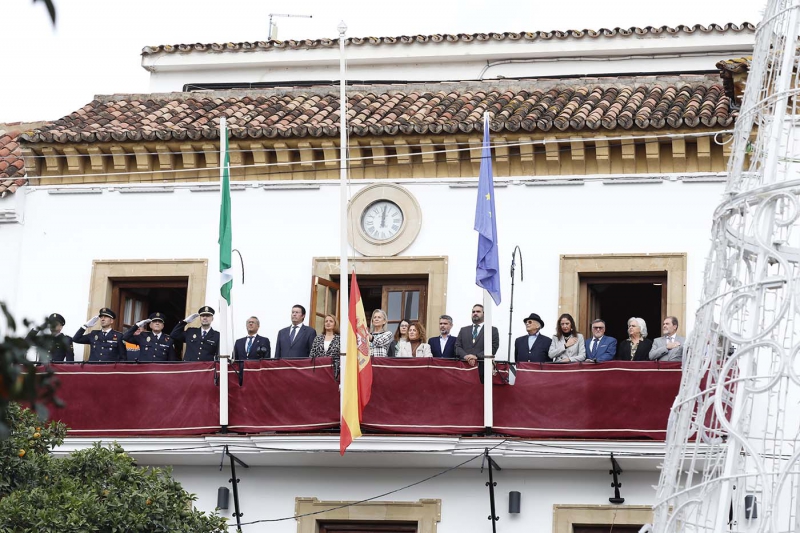 La ciudad celebra el Día de la Constitución con la tradicional izada de banderas en el Ayuntamiento y la Tenencia de Alcaldía de San Pedro Alcántara