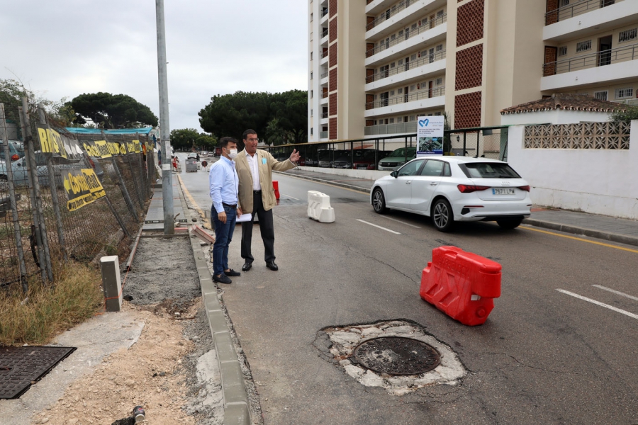 El Ayuntamiento mejora la seguridad vial en la calle Bonanza, una de las principales arterias de Las Chapas, con la creación de un nuevo tramo de acerado