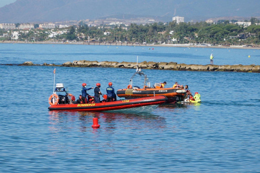 Una veintena de efectivos de los servicios de emergencia participa en un simulacro de rescate acuático en el Puerto Deportivo Virgen del Carmen