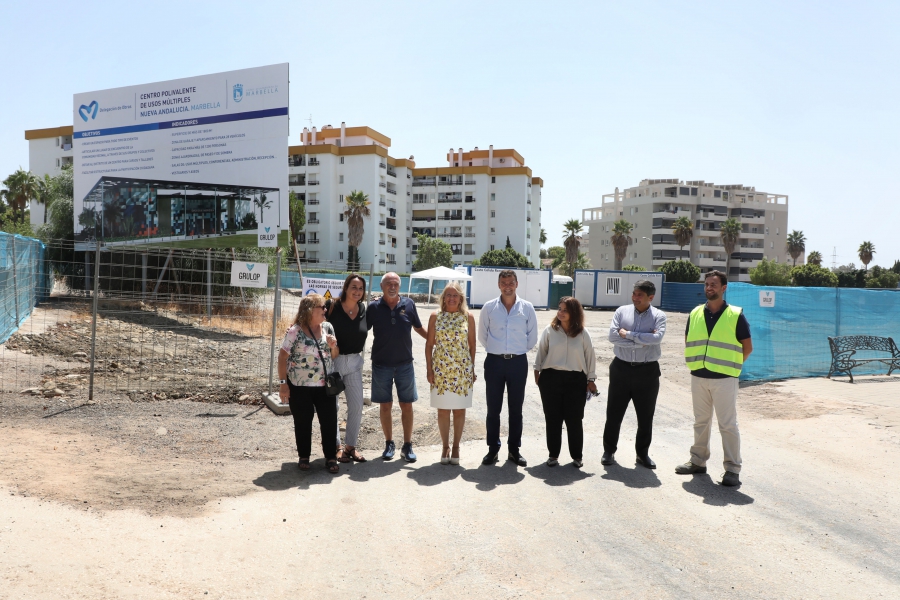 El Ayuntamiento inicia la construcción de un Centro de Usos Múltiples en Nueva Andalucía que albergará una sala polivalente de más de 400 metros cuadrados, áreas de reuniones, gimnasio y una treintena de plazas de aparcamiento