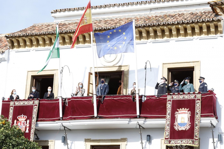 El Ayuntamiento celebra el Día de la Constitución con una izada de banderas en Marbella y San Pedro Alcántara