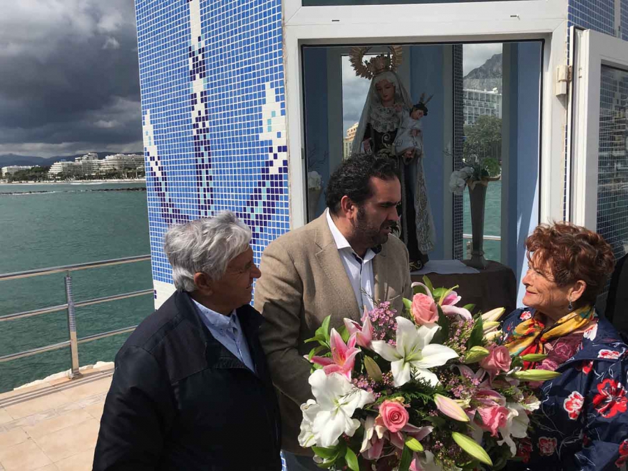 La imagen de la Virgen del Carmen vuelve a su templete en el Puerto Deportivo de Marbella tras su restauración por parte de Loli Almeida