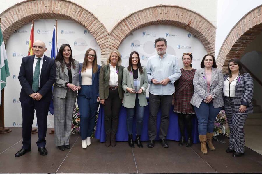 El Ayuntamiento reconoce al área sociolaboral de Bancosol y a las comunidades educativas del CEIP Las Albarizas e IES Guadalpín su compromiso en la lucha contra la violencia hacia las mujeres