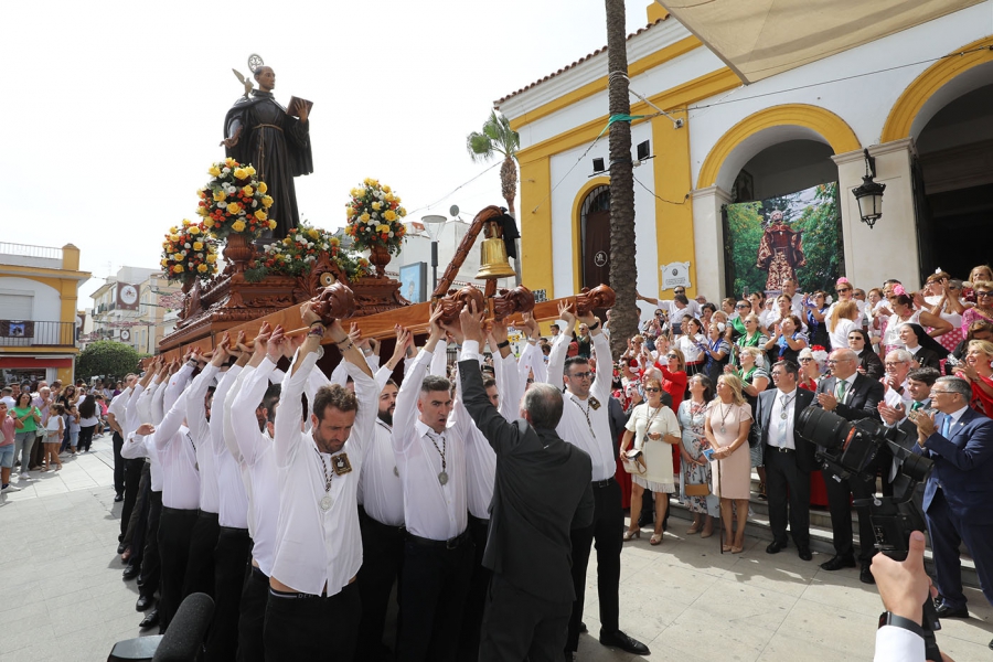 San Pedro Alcántara se vuelca con la histórica salida procesional extraordinaria del Santo Patrón con motivo del hermanamiento con Arenas de San Pedro