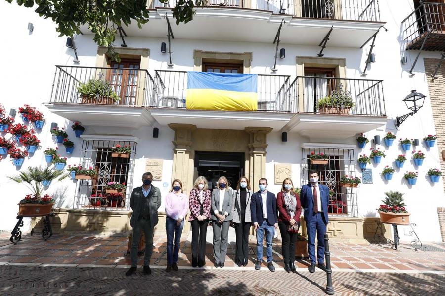 Marbella muestra su solidaridad con el pueblo ucraniano con una concentración silenciosa a las puertas del Ayuntamiento