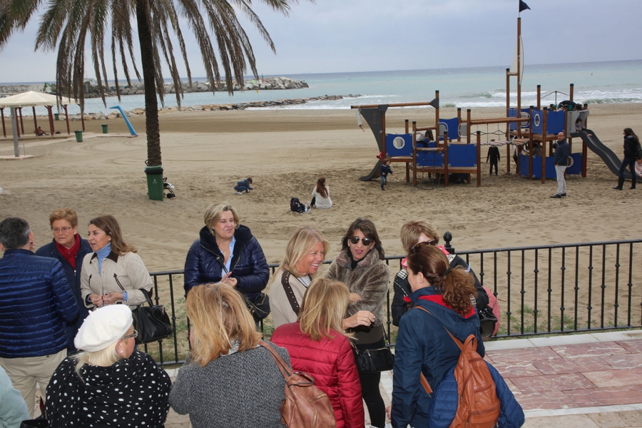 El Ayuntamiento moderniza el parque de playa de La Bajadilla con una nueva instalación infantil