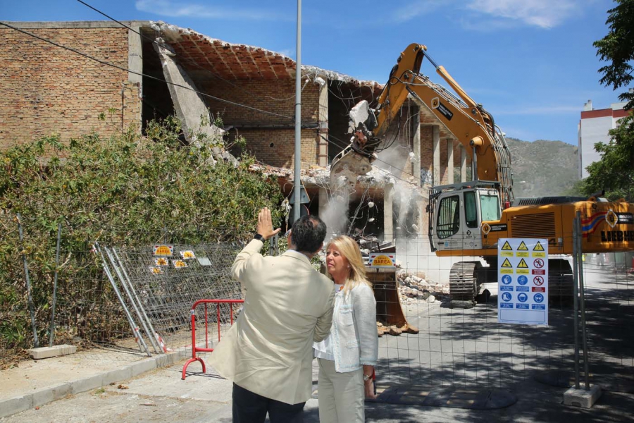El Ayuntamiento obtendrá una parcela de 2.000 metros cuadrados para la ampliación del colegio Antonio Machado tras la demolición de las naves abandonadas en la zona, cuyos trabajos han empezado hoy